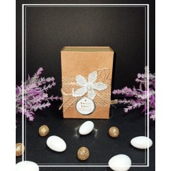 Μπομπονιέρα γάμου χάρτινο κουτί με λουλούδι